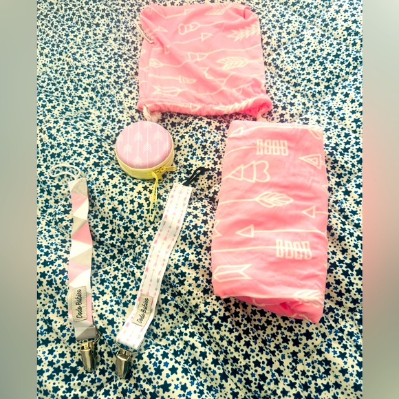 💙Perfect Gift
nursing scarf with 2 pacifer clips, a pacifer case a matching bag. - Picture 2 of 3